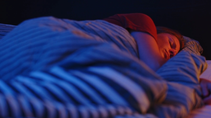 Žena spava na boku u krevetu