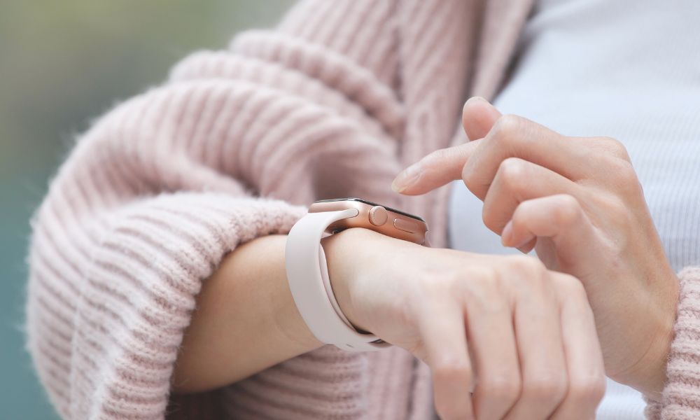 Ženski satovi predstavljaju spoj elegancije i funkcionalnosti, istovremeno naglašavajući stil i ličnost svake dame