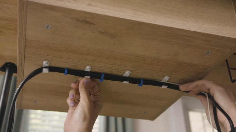 Organizovanje kablova oko kancelarijskog stola