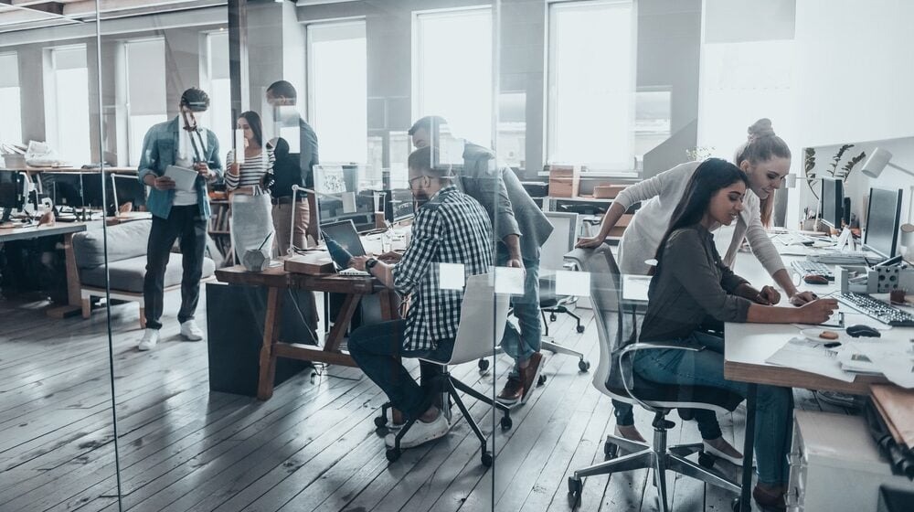 Kancelarija puna ljudi u poslovnom pozitivnom okruženju