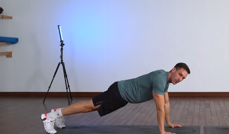 Muškarac radi sklekove u sobi