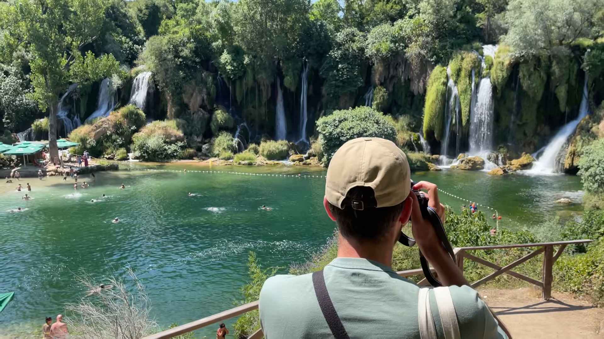 Turista fotografiše vodopad Kravice pored reke Trebižat.
