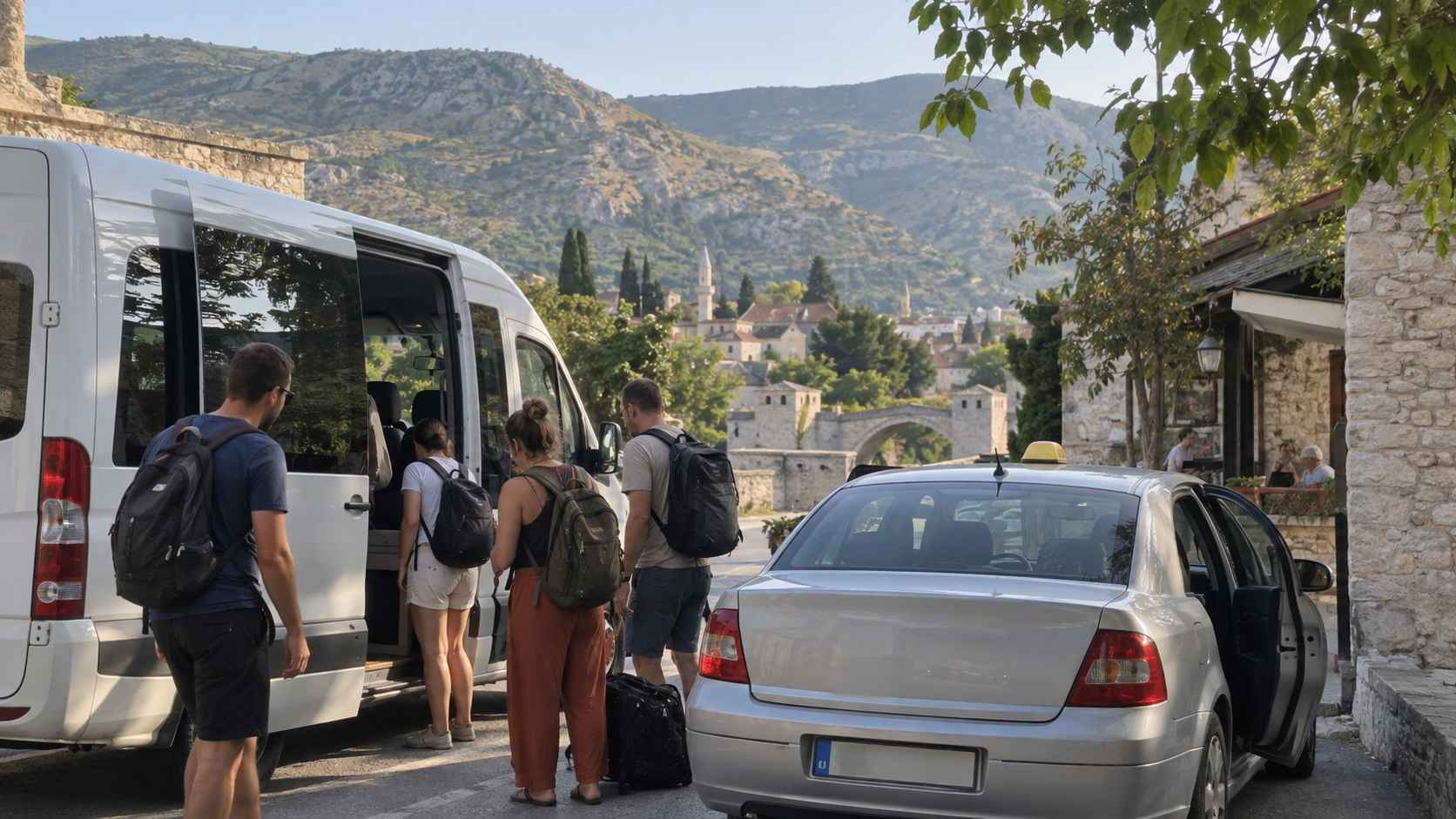 Turisti ulaze u kombi pored taksija u Mostaru.